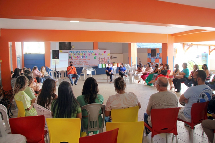 Escola em Petrolina lança projeto 'Maio Azul' de prevenção e combate ao bullying escolar