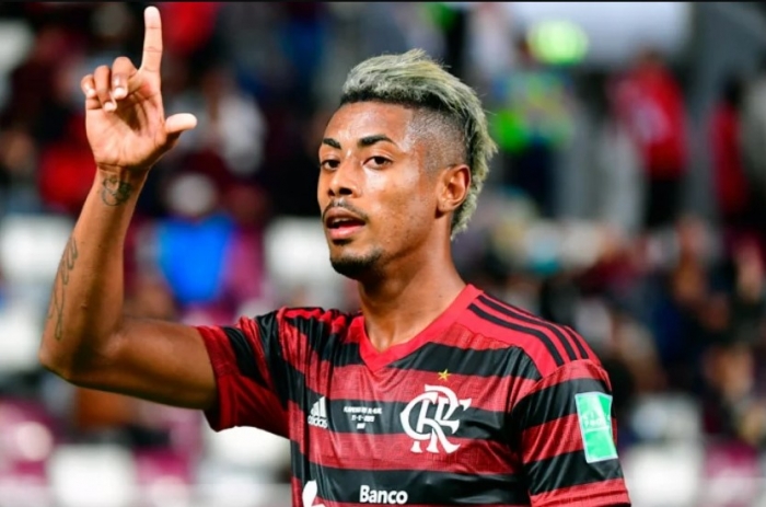 Bruno Henrique, do Flamengo, vai operar o joelho direito e só volta em 2023