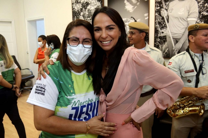 Triatleta premiada, Ana Augusta recebe homenagem e reconhecimento da prefeita Suzana Ramos