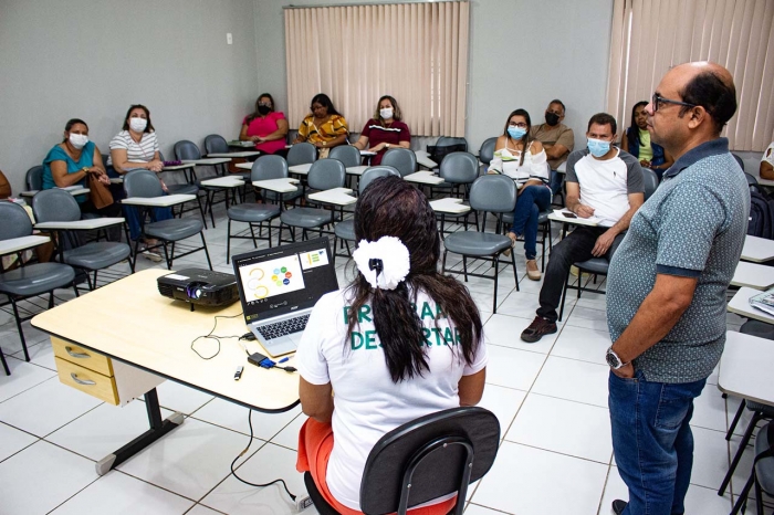 Gestores de escolas municipais de Juazeiro que ofertam ‘Técnicas Agrícolas' participam de momento formativo