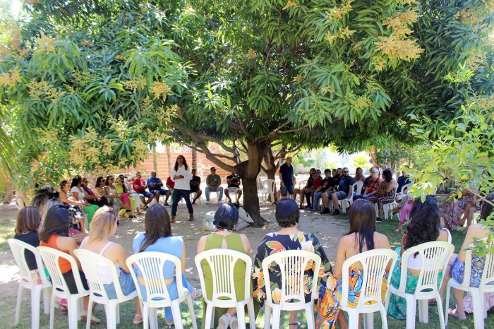 Escola inova e realiza reunião pedagógica à sombra de árvores