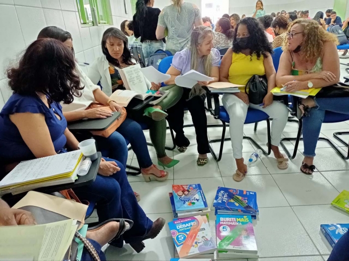 Educadores da rede municipal de ensino se reúnem para a escolha dos livros didáticos para os próximos anos em Juazeiro