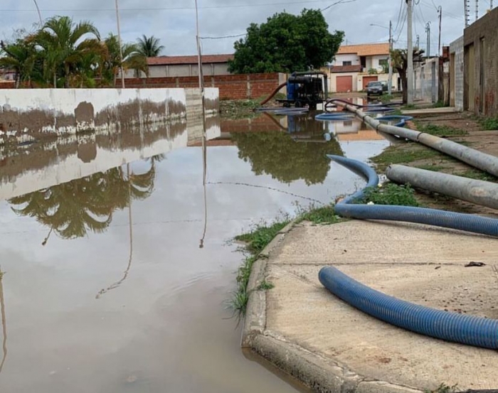 Operação emergencial faz drenagem no bairro Dom Avelar em Petrolina