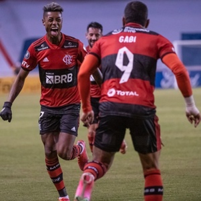 Flamengo sofre no segundo tempo, mas bate a LDU em Quito