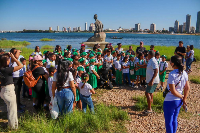 Estudantes da Escola Municipal Estação do Saber participam de tour histórico pela cidade