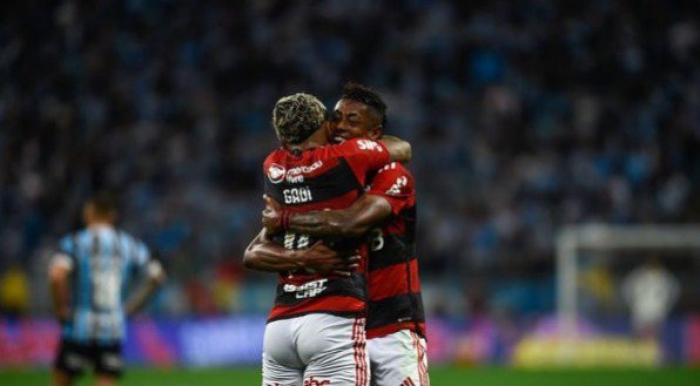 Narrador viraliza ao chamar jogador do Flamengo de ‘gostoso’