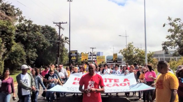 Professores da Bahia paralisam atividades e fazem protesto em Salvador