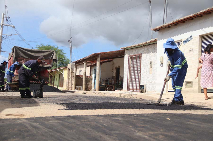 Mobilidade: Prefeitura de Juazeiro realiza manutenção de vias urbanas com serviços de tapa-buracos