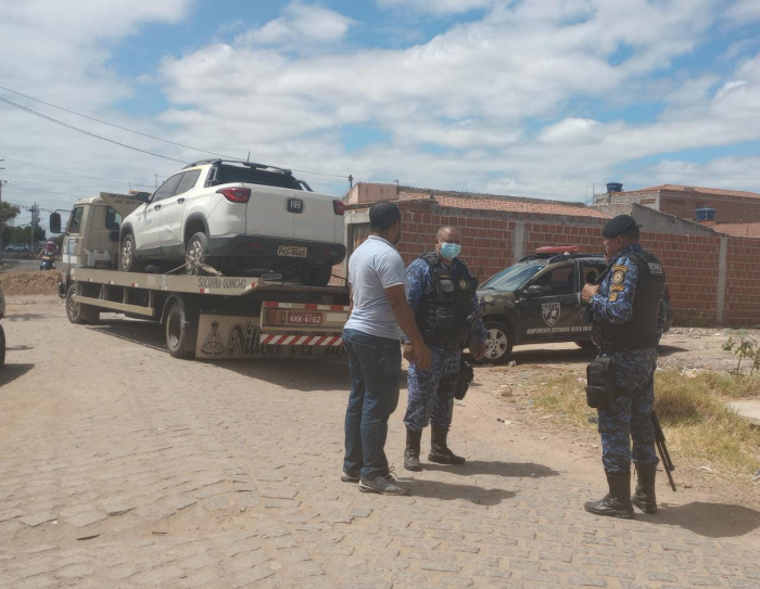 Veículo da Secretaria de Saúde é encontrado abandonado e depredado