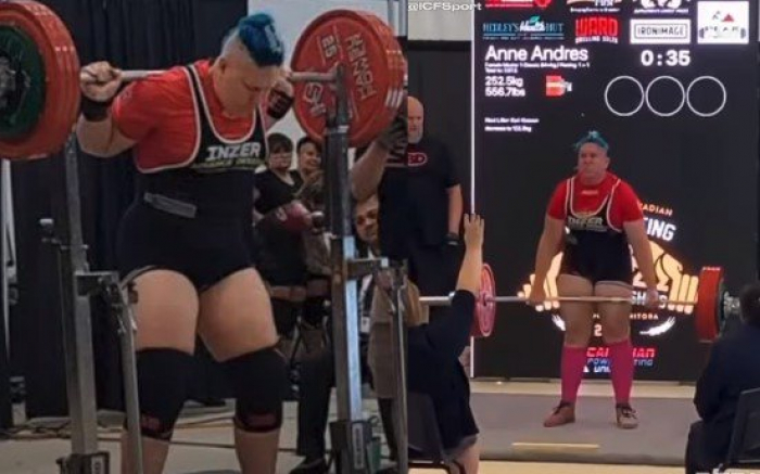 Mulher trans levanta mais de 200kg e bate recorde feminino