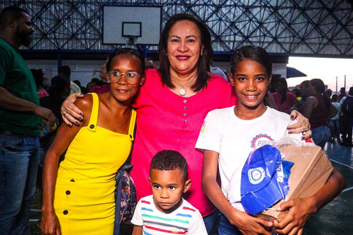 Com recursos próprios gestão Suzana entrega fardamento completo para estudantes do Caic 