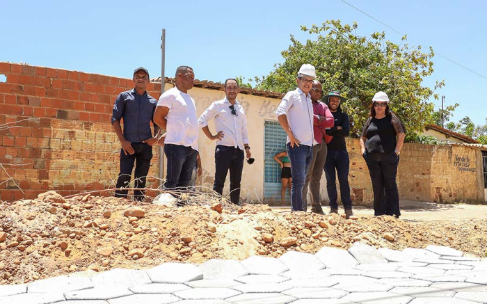 Prefeita Suzana Ramos acompanha obras de pavimentação no bairro Quidé