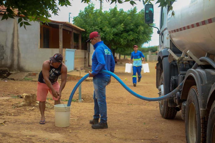 Prefeitura de Juazeiro abastece com carro-pipa comunidades onde surgiram peixes mortos