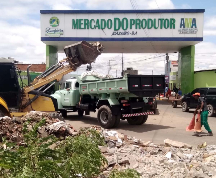 Mais de 15 toneladas de entulhos são retirados da entrada do Mercado do Produtor em Juazeiro