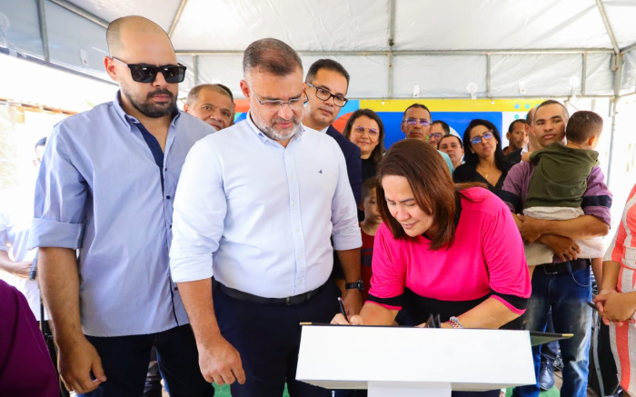 Prefeita Suzana Ramos assina ordem de serviço para retomada da obra de saneamento do bairro Antônio Guilhermino