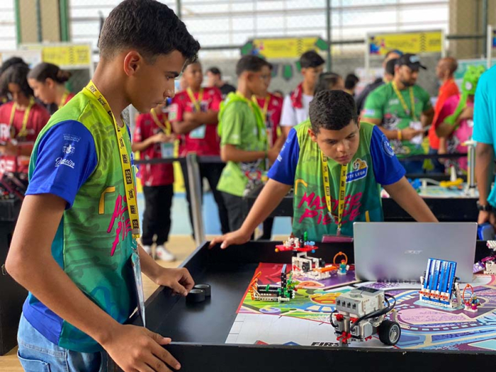 Estudantes da rede municipal de Juazeiro participam de competição internacional de robótica