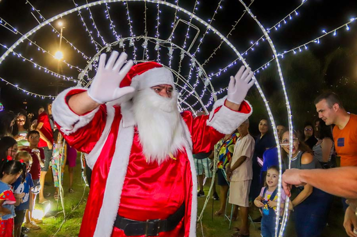 Em noite de emoção, Juazeiro recebe Papai Noel na Vila do Natal Iluminado na Orla II