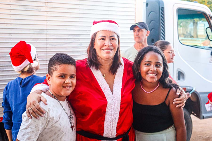 Suzana Ramos leva alegria para as crianças dos distritos de Junco e Carnaíba do Sertão em entrega de presentes de Natal