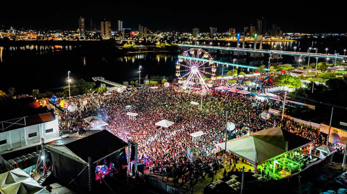 Orla cheia, ritmos musicais variados e muita alegria marcam primeira noite do Réveillon de Juazeiro