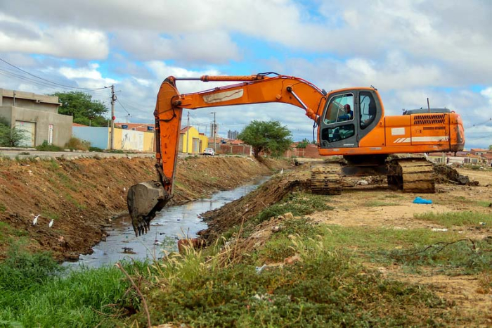 Juazeiro da Gente: Prefeitura realiza limpeza do canal de água pluvial nos Bairros Alto do Cruzeiro e Novo Encontro