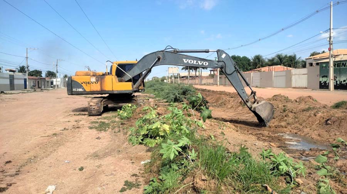 Prefeitura de Juazeiro realiza a limpeza do canal de água pluvial no bairro João Paulo II