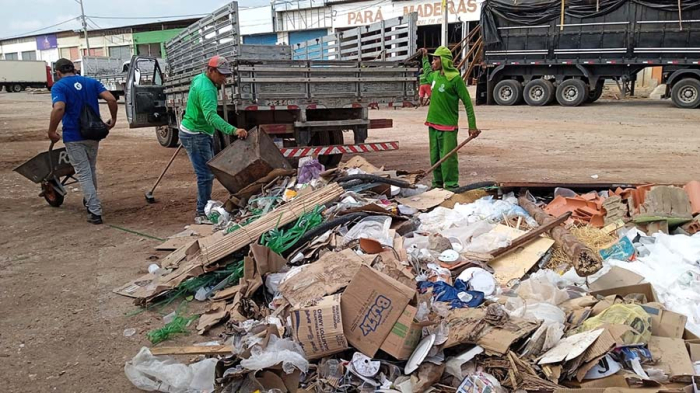 Limpeza nas feiras livres de Juazeiro retira móveis descartados irregularmente