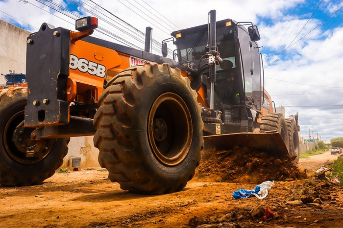 Bairro Palmares começa a receber serviços de pavimentação de ruas