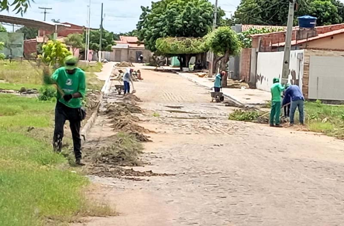 Bairro Piranga II, em Juazeiro, recebe serviços de limpeza, capina e varrição