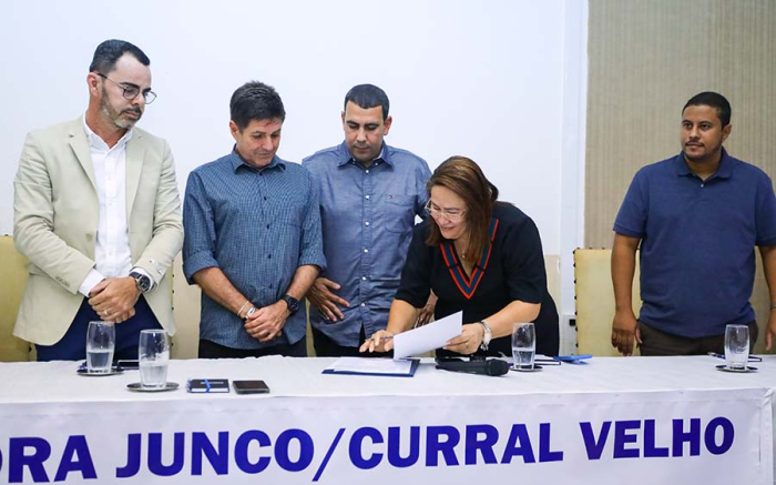 Suzana Ramos comemora ordem de serviço junto à Codevasf para a execução da obra da adutora do Salitre