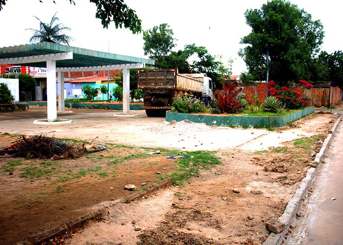 Moradores comemoram o andamento da requalificação da Praça Lampião e Maria Bonita no bairro Piranga