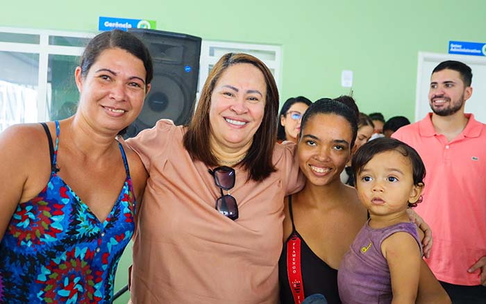 Prefeita Suzana Ramos comemora Dia das Mães com usuárias do Restaurante Popular do João Paulo II