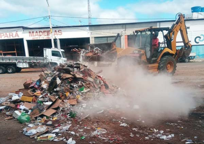 36 toneladas de lixo são retirados durante limpeza do pátio da feira livre no bairro Alto da Maravilha