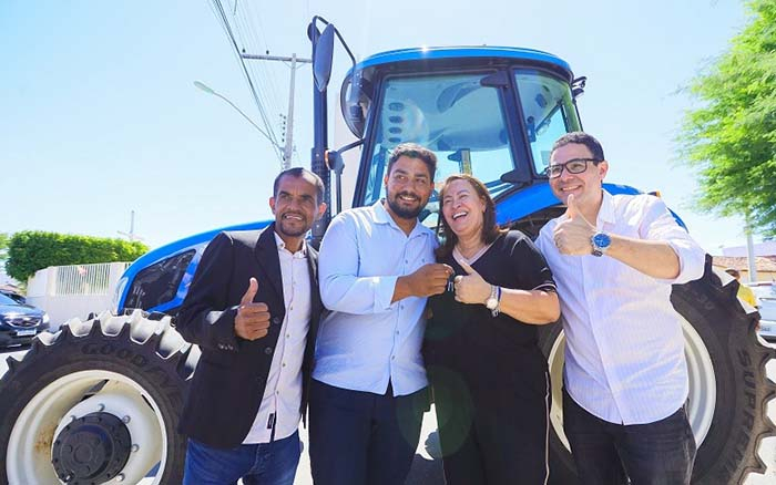 Suzana Ramos realiza entrega de trator agrícola para distrito de Juremal