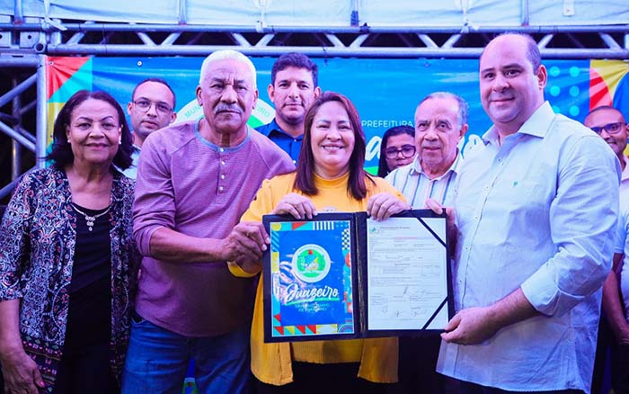 Suzana Ramos assina ordem de serviço para a construção de uma praça no bairro Alagadiço