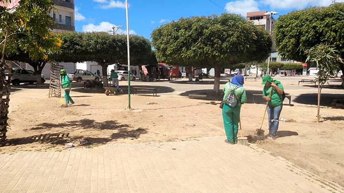 Equipes de limpeza da Prefeitura de Juazeiro intensificam serviço durante os finais de semana