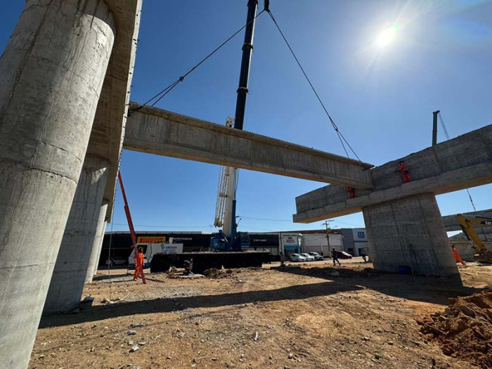 Obras da Travessia Urbana de Juazeiro avançam com içamento de vigas do no viaduto próximo a`Lagoa do Calu