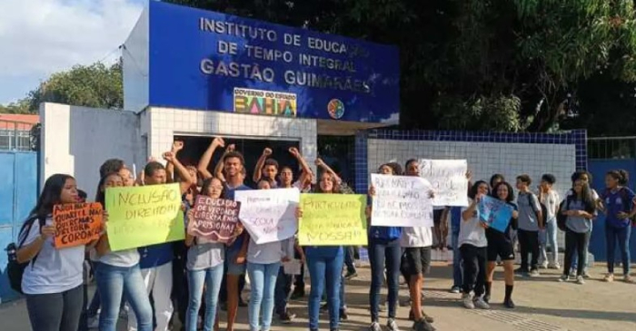 Diretora de escola é afastada em Feira de Santana após proibir estudante autista de levar lanche