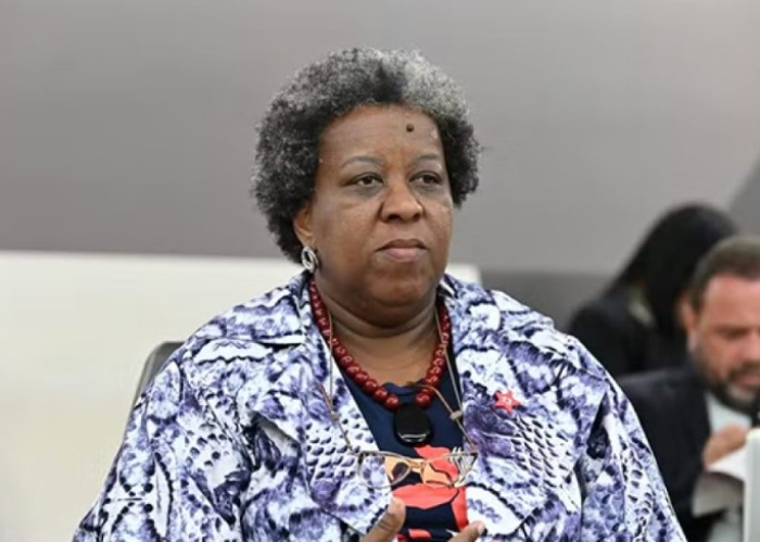 Macaé Evaristo, nova ministra de Lula, é ré acusada de superfaturar R$ 6,5 mi em uniformes escolares