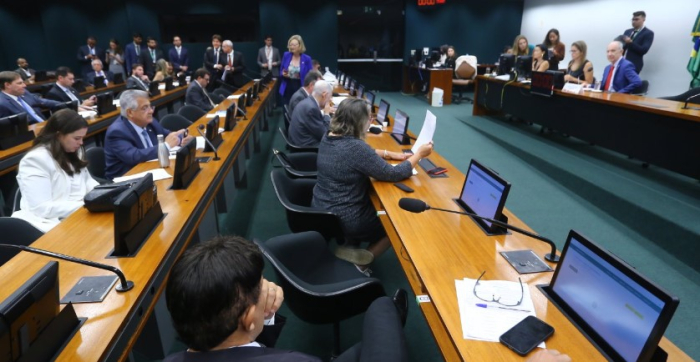 Partidos fazem alterações na CCJ para aprovar anistia a presos do 8 de Janeiro